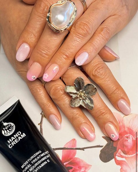 Classic pearl chrome manicure by Nini Nail Bar